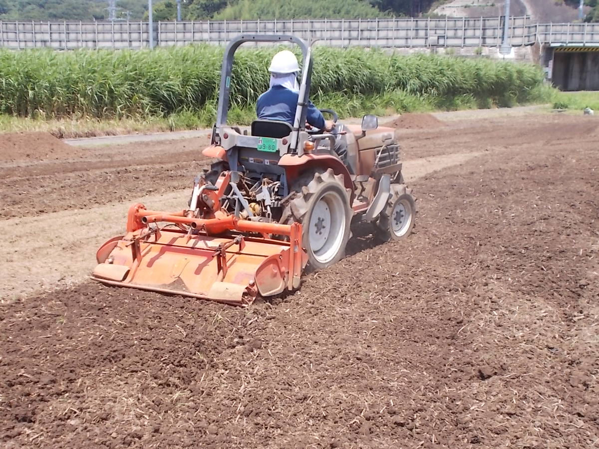 農地の耕運機作業